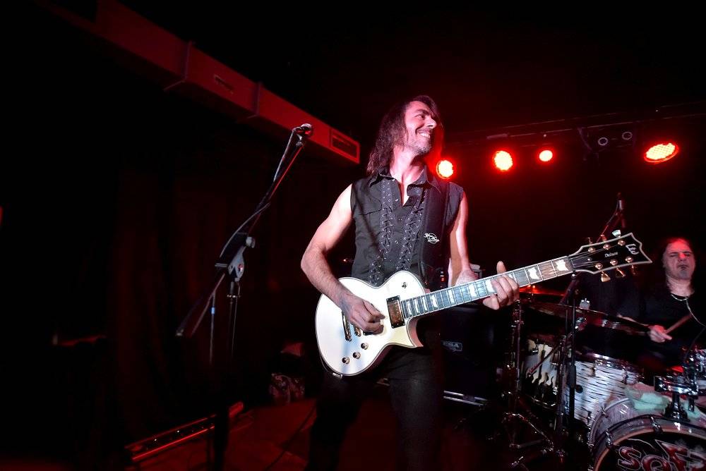 Marco Mendoza v pražském klubu Exit-us vyučoval hru na basu