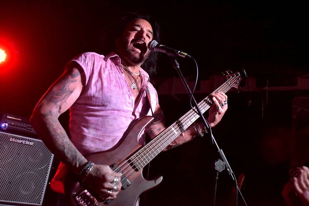 Marco Mendoza v pražském klubu Exit-us vyučoval hru na basu