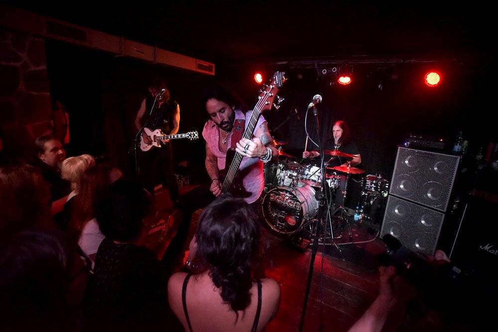 Marco Mendoza v pražském klubu Exit-us vyučoval hru na basu