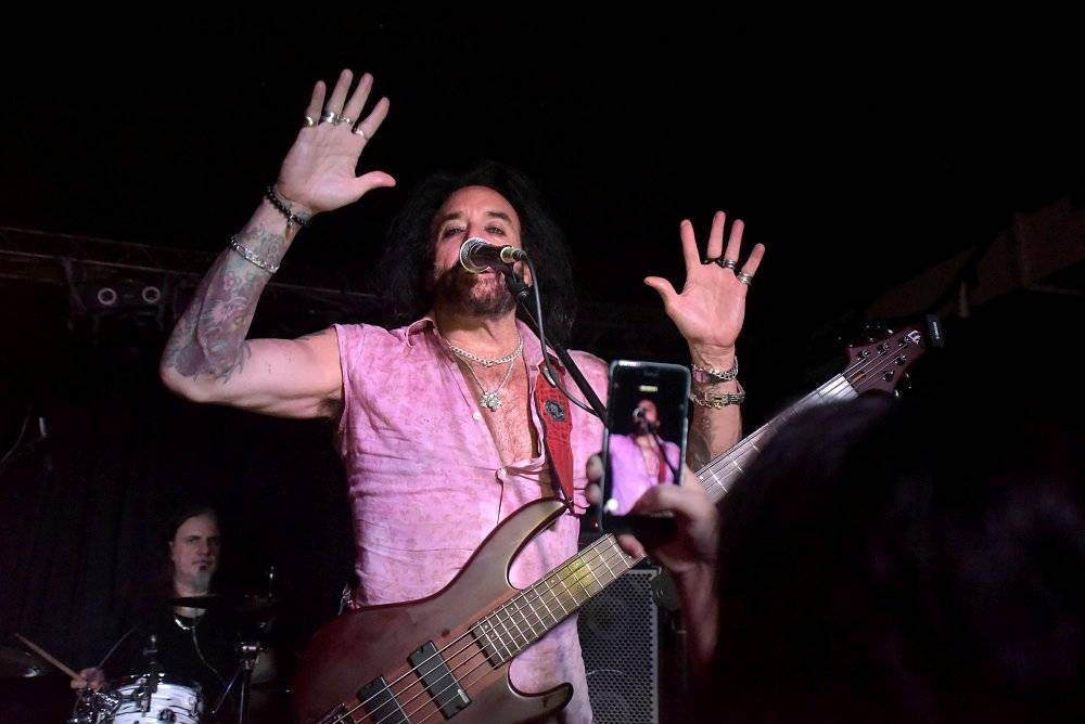 Marco Mendoza v pražském klubu Exit-us vyučoval hru na basu