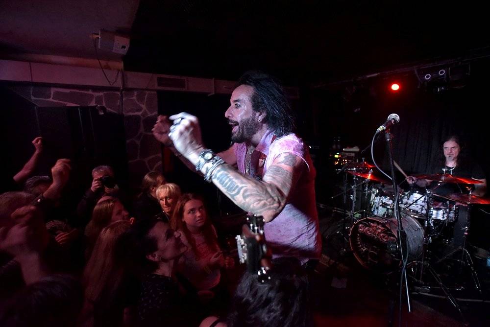 Marco Mendoza v pražském klubu Exit-us vyučoval hru na basu