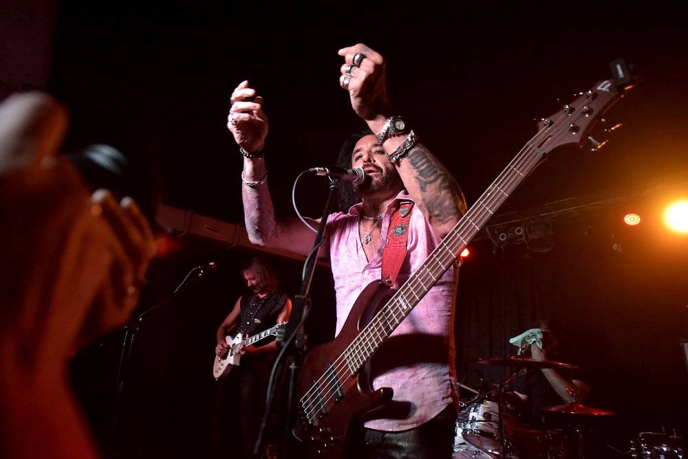 Marco Mendoza v pražském klubu Exit-us vyučoval hru na basu