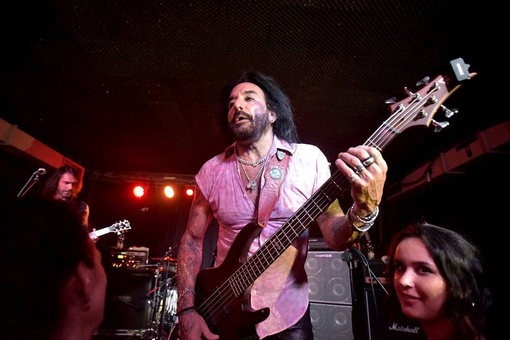 Marco Mendoza v pražském klubu Exit-us vyučoval hru na basu