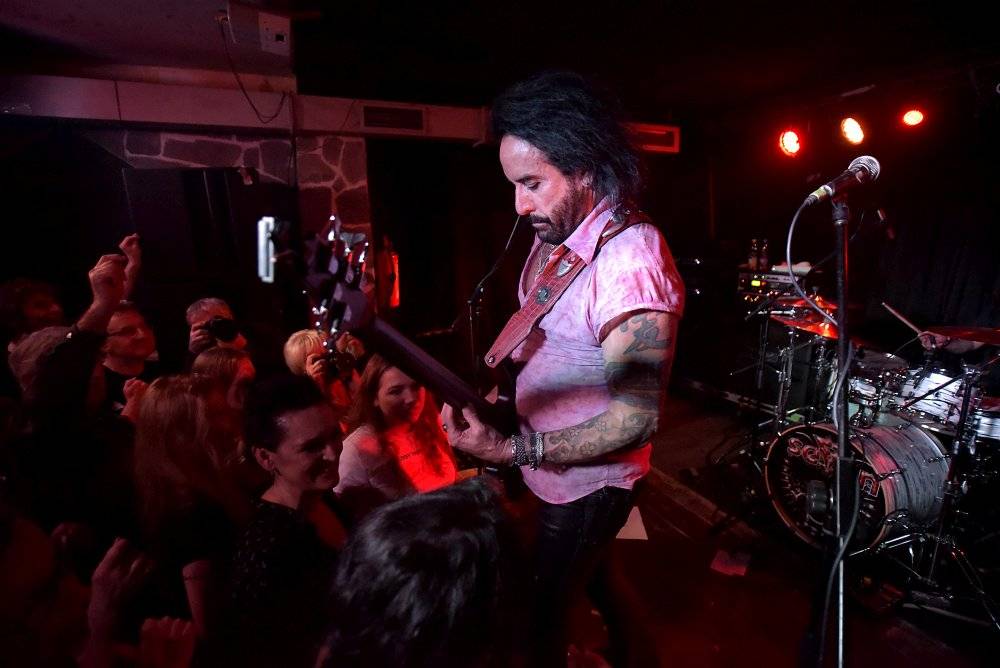 Marco Mendoza v pražském klubu Exit-us vyučoval hru na basu