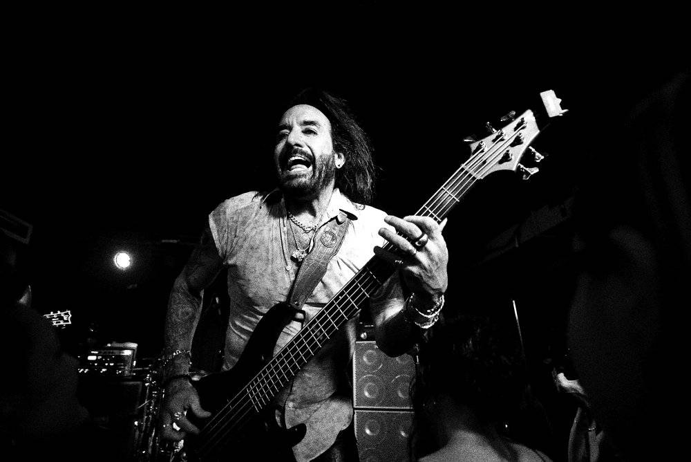 Marco Mendoza v pražském klubu Exit-us vyučoval hru na basu