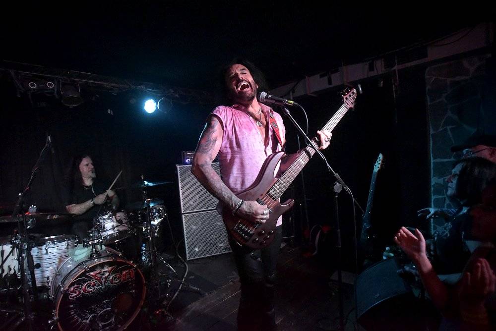 Marco Mendoza v pražském klubu Exit-us vyučoval hru na basu