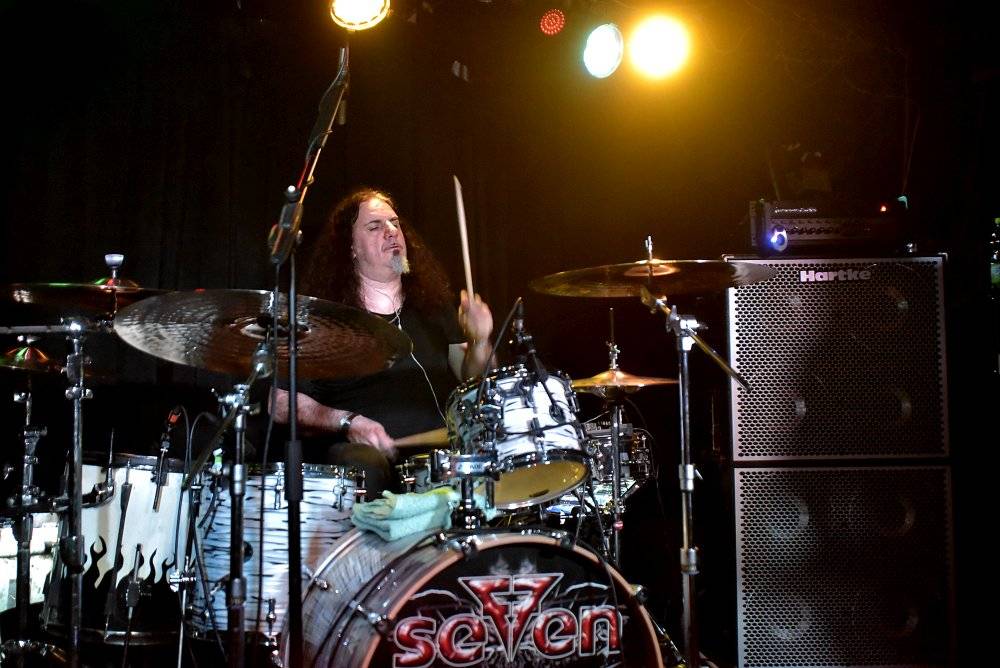 Marco Mendoza v pražském klubu Exit-us vyučoval hru na basu