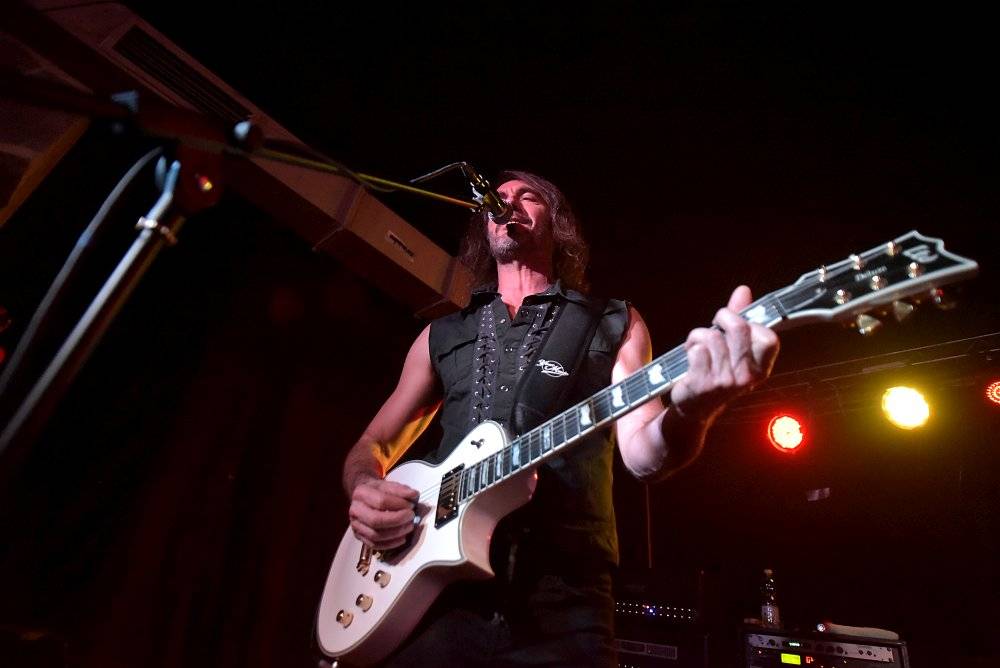 Marco Mendoza v pražském klubu Exit-us vyučoval hru na basu