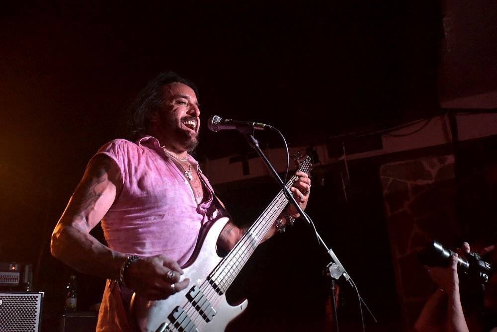 Marco Mendoza v pražském klubu Exit-us vyučoval hru na basu