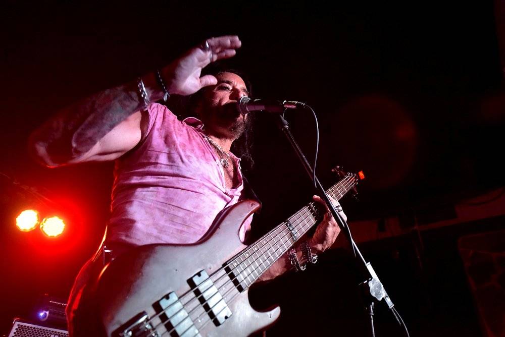 Marco Mendoza v pražském klubu Exit-us vyučoval hru na basu