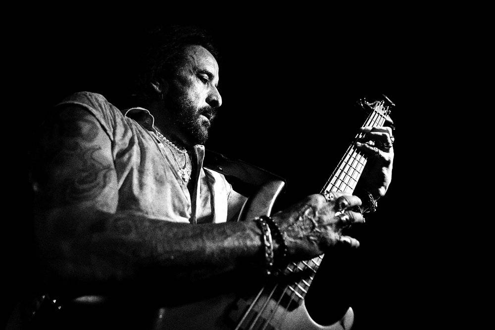 Marco Mendoza v pražském klubu Exit-us vyučoval hru na basu