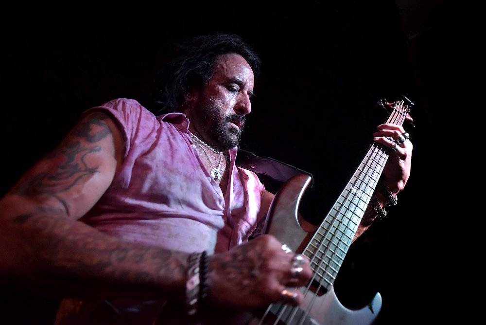 Marco Mendoza v pražském klubu Exit-us vyučoval hru na basu