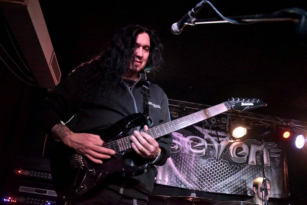 Marco Mendoza v pražském klubu Exit-us vyučoval hru na basu