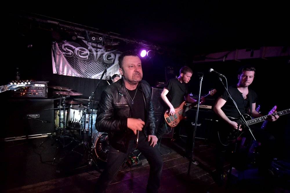 Marco Mendoza v pražském klubu Exit-us vyučoval hru na basu