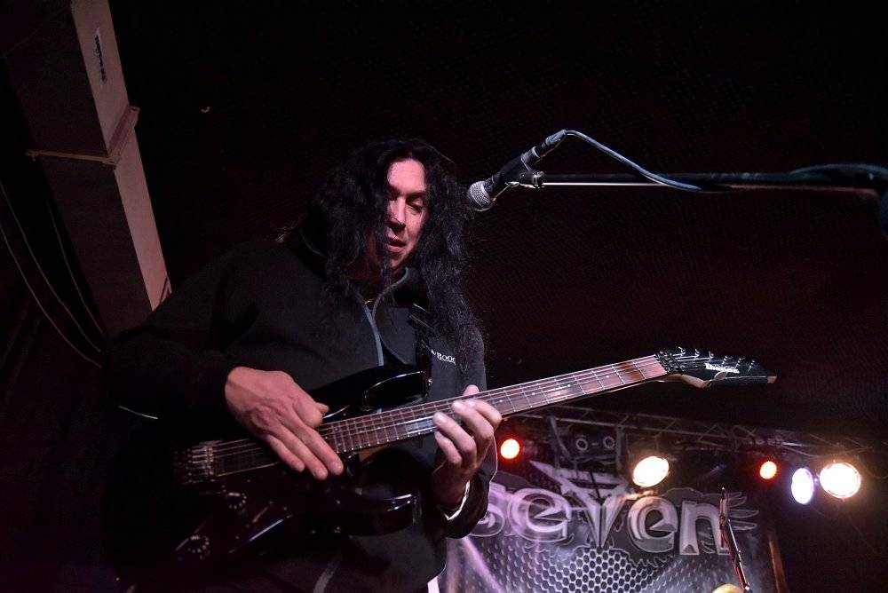 Marco Mendoza v pražském klubu Exit-us vyučoval hru na basu