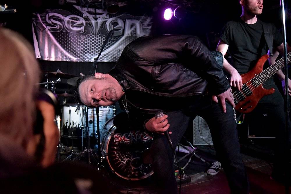 Marco Mendoza v pražském klubu Exit-us vyučoval hru na basu