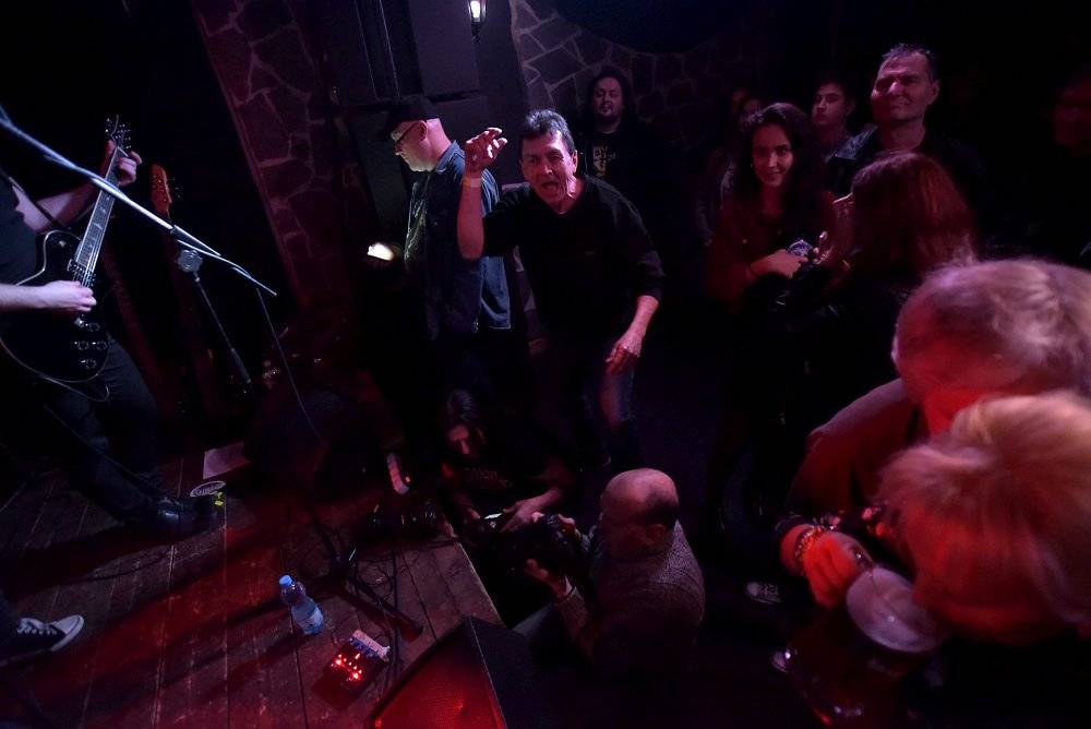Marco Mendoza v pražském klubu Exit-us vyučoval hru na basu