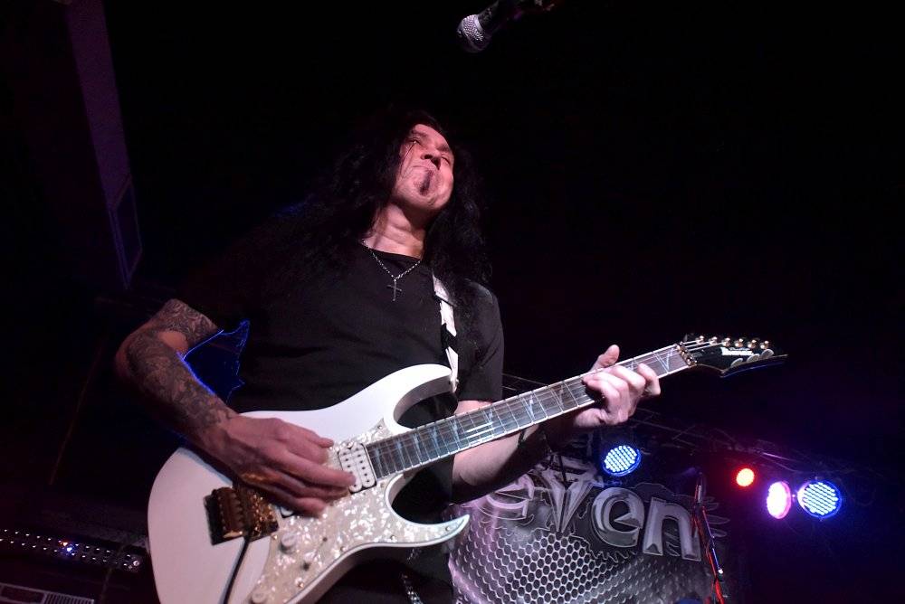 Marco Mendoza v pražském klubu Exit-us vyučoval hru na basu