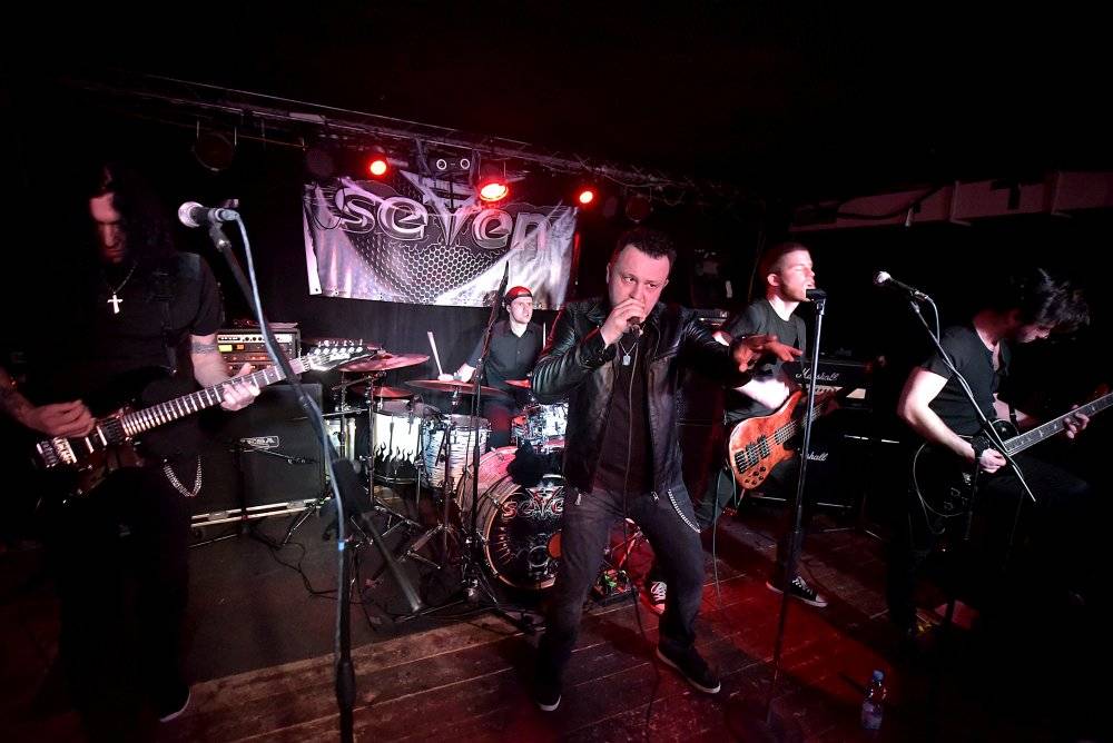 Marco Mendoza v pražském klubu Exit-us vyučoval hru na basu