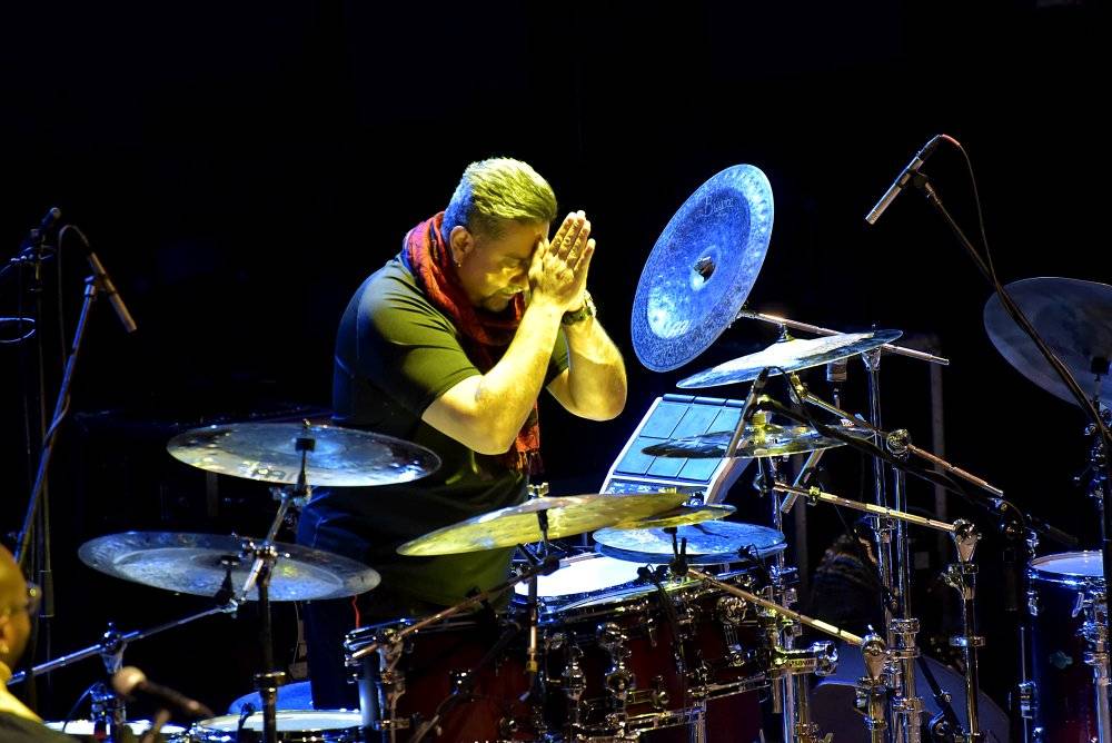 Kytarový král John McLaughlin vystoupil ve Foru Karlín