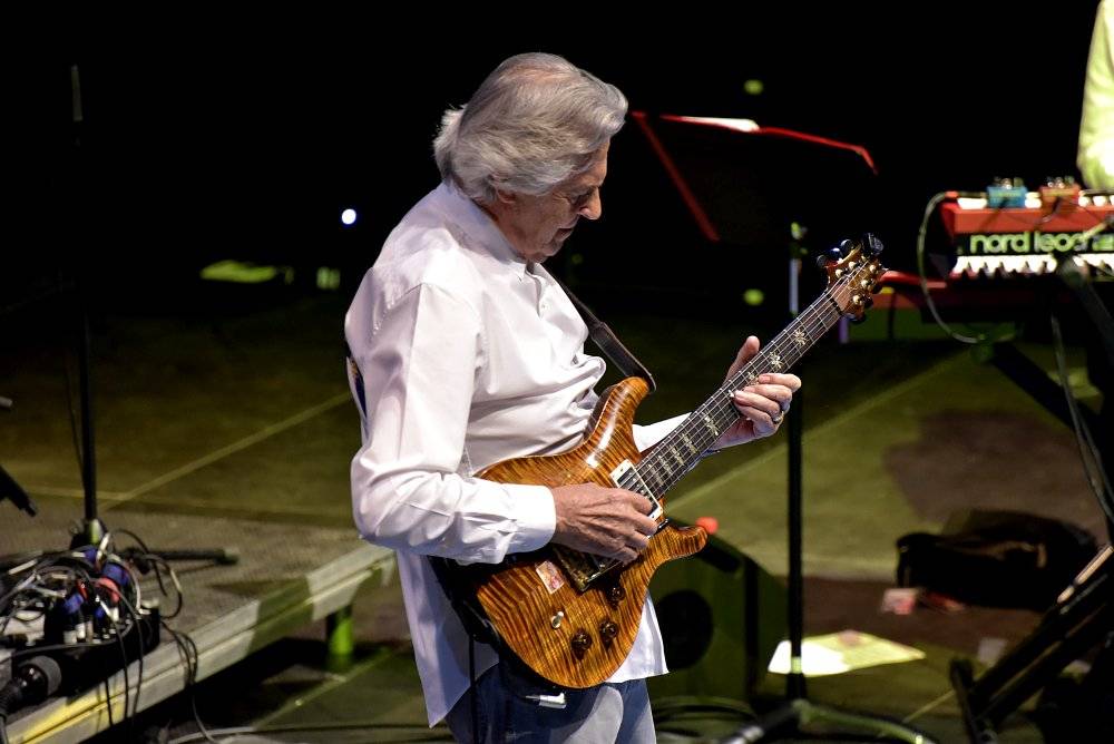 Kytarový král John McLaughlin vystoupil ve Foru Karlín