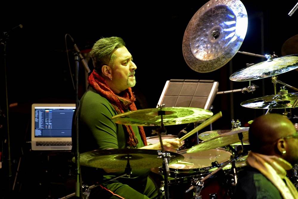 Kytarový král John McLaughlin vystoupil ve Foru Karlín