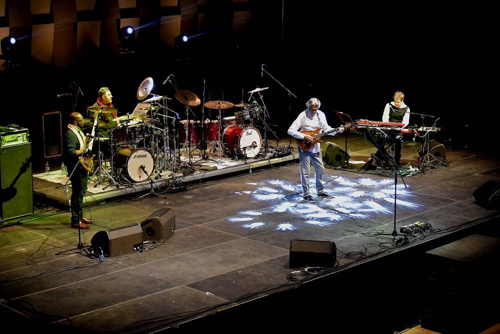 Kytarový král John McLaughlin vystoupil ve Foru Karlín