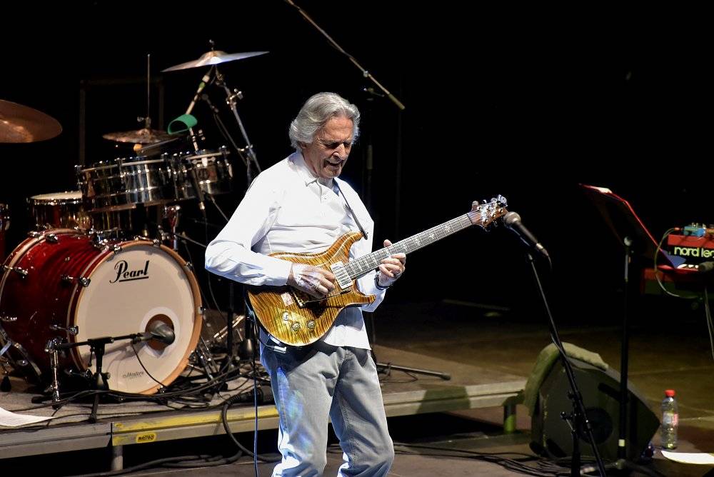 Kytarový král John McLaughlin vystoupil ve Foru Karlín