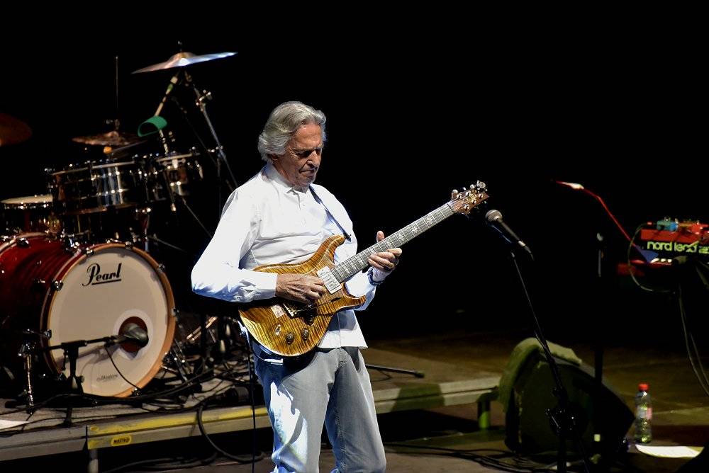 Kytarový král John McLaughlin vystoupil ve Foru Karlín