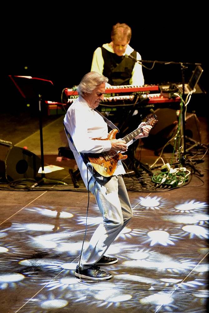 Kytarový král John McLaughlin vystoupil ve Foru Karlín