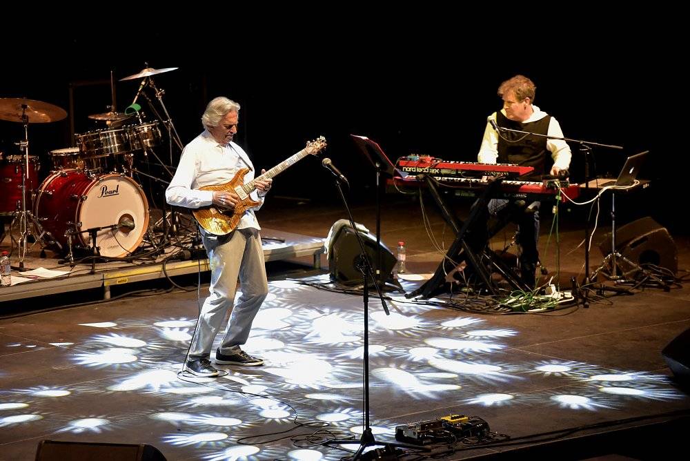 Kytarový král John McLaughlin vystoupil ve Foru Karlín