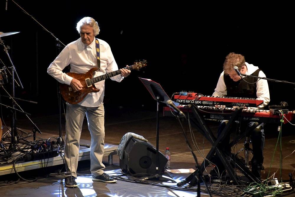 Kytarový král John McLaughlin vystoupil ve Foru Karlín