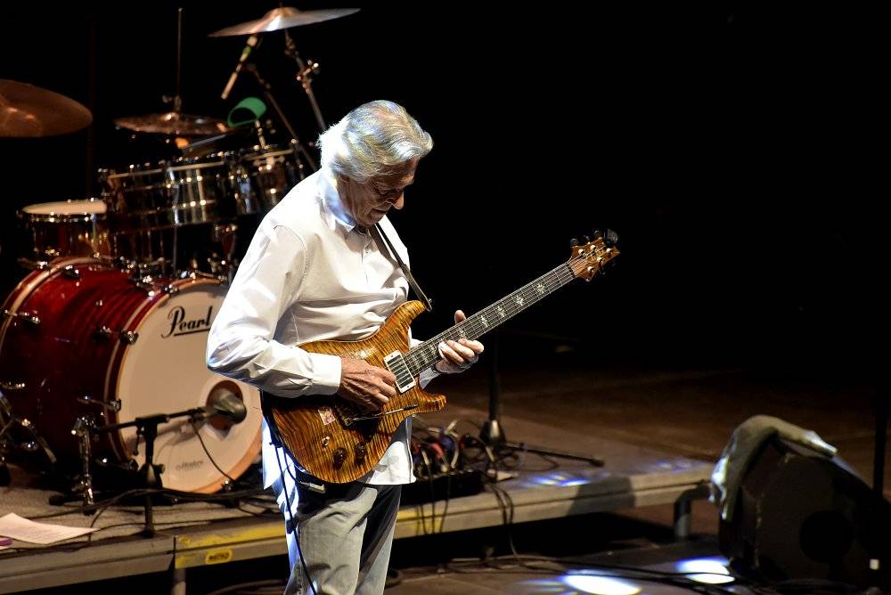 Kytarový král John McLaughlin vystoupil ve Foru Karlín