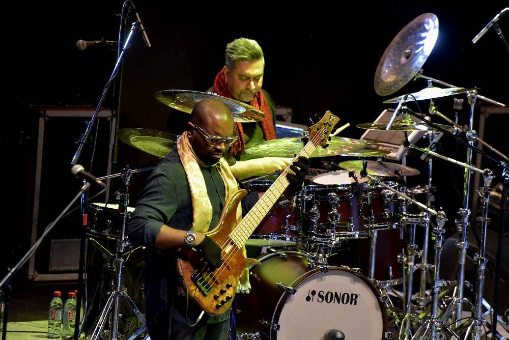 Kytarový král John McLaughlin vystoupil ve Foru Karlín