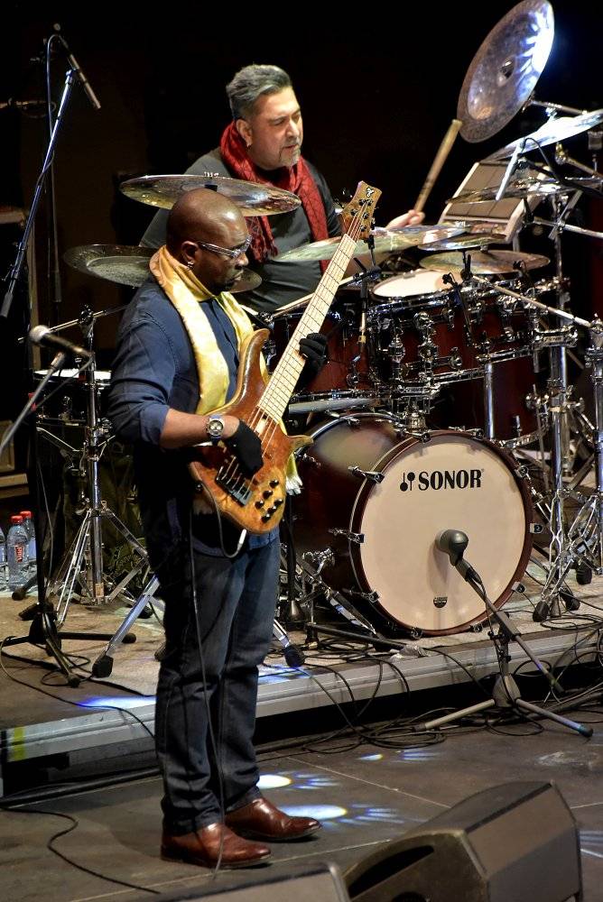 Kytarový král John McLaughlin vystoupil ve Foru Karlín