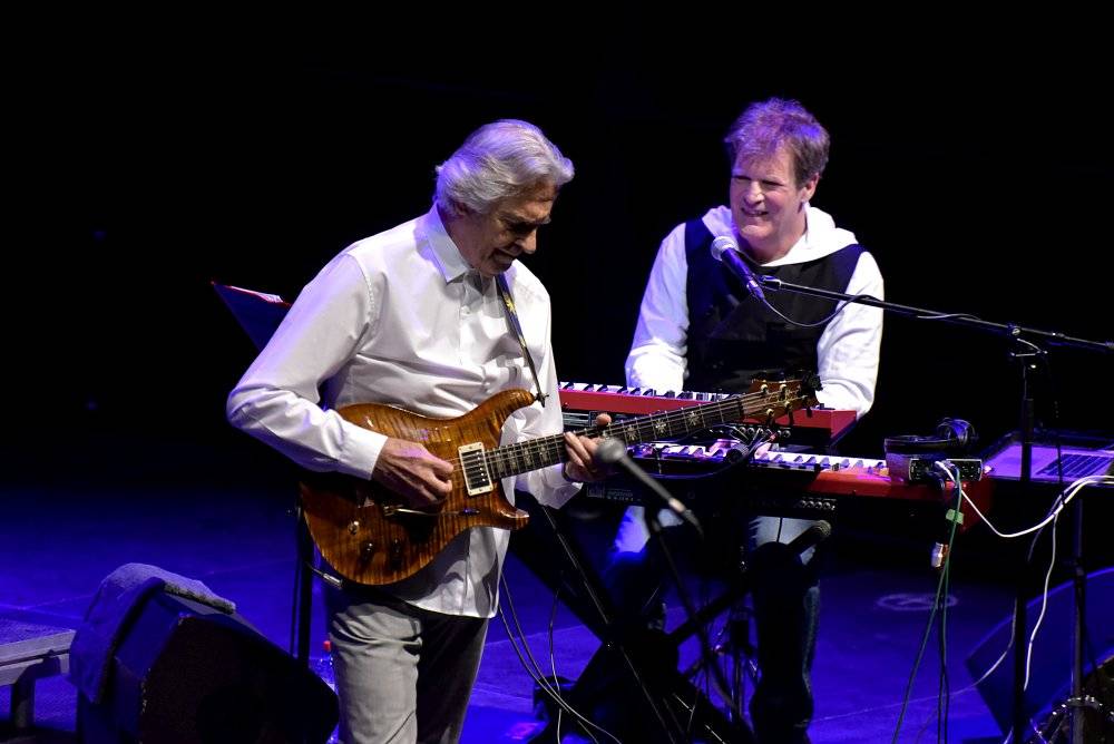 Kytarový král John McLaughlin vystoupil ve Foru Karlín