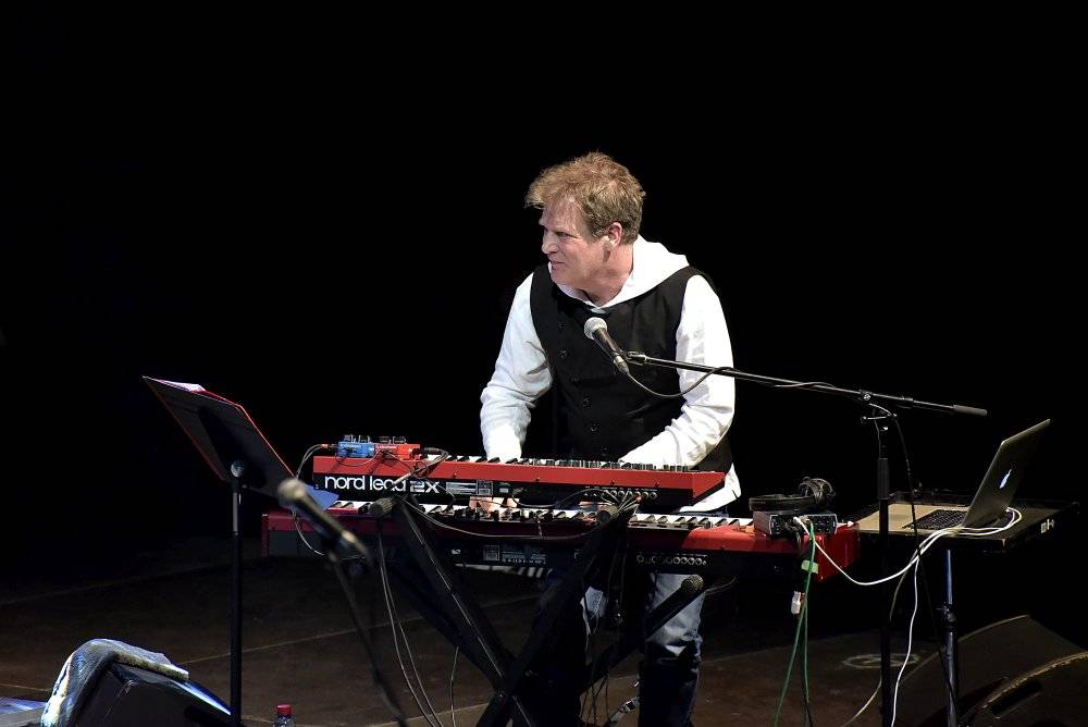 Kytarový král John McLaughlin vystoupil ve Foru Karlín