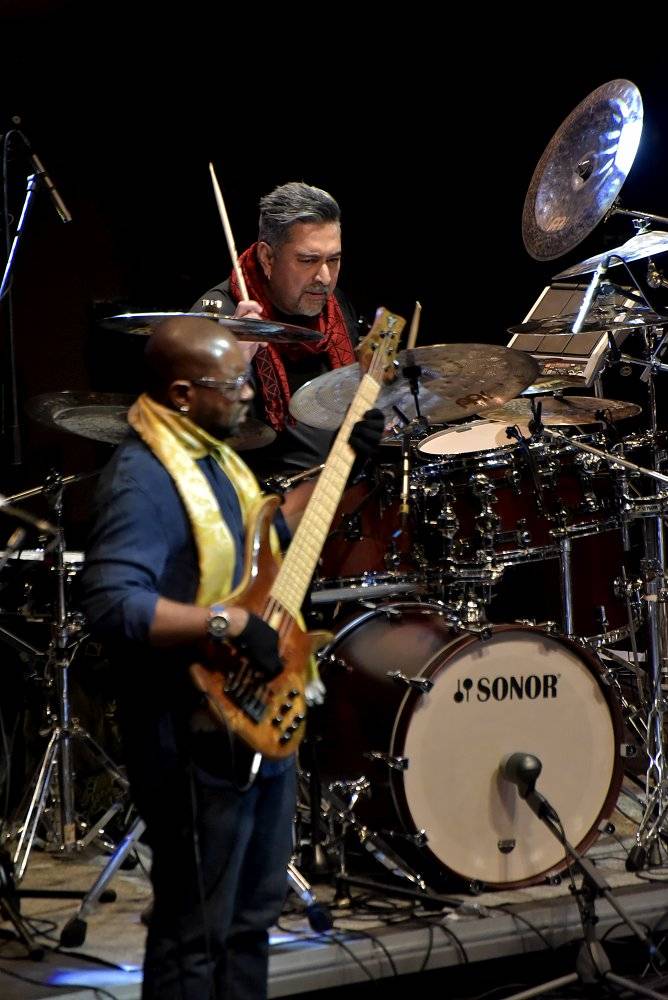 Kytarový král John McLaughlin vystoupil ve Foru Karlín