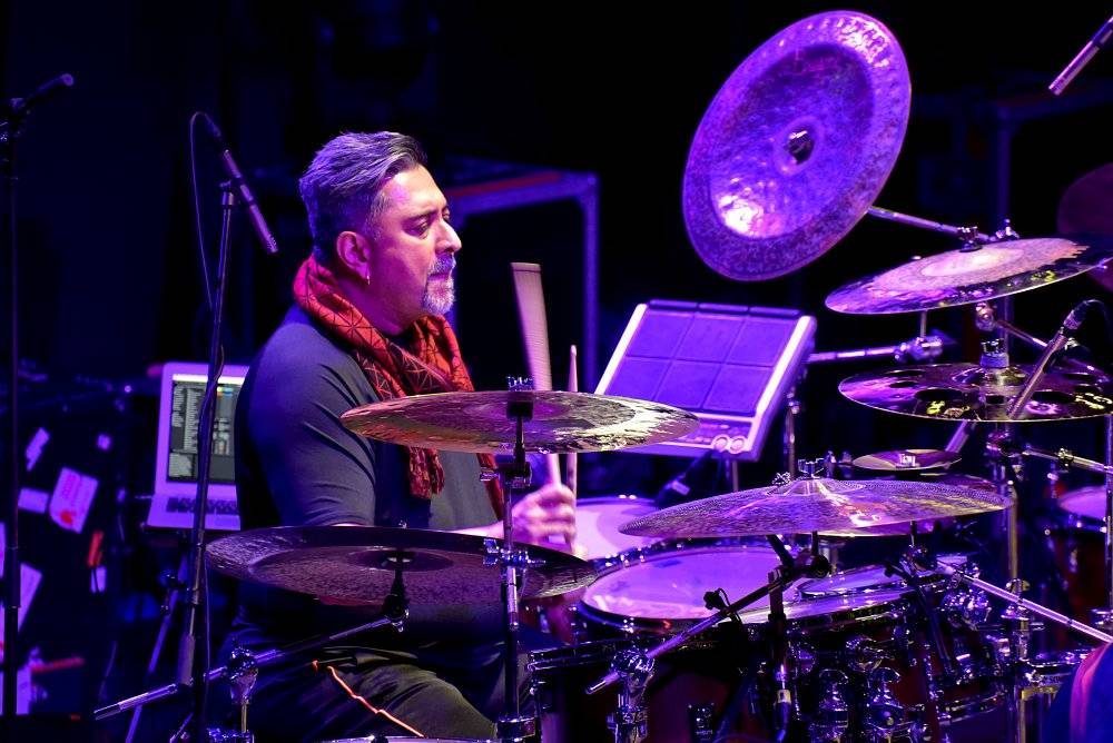 Kytarový král John McLaughlin vystoupil ve Foru Karlín