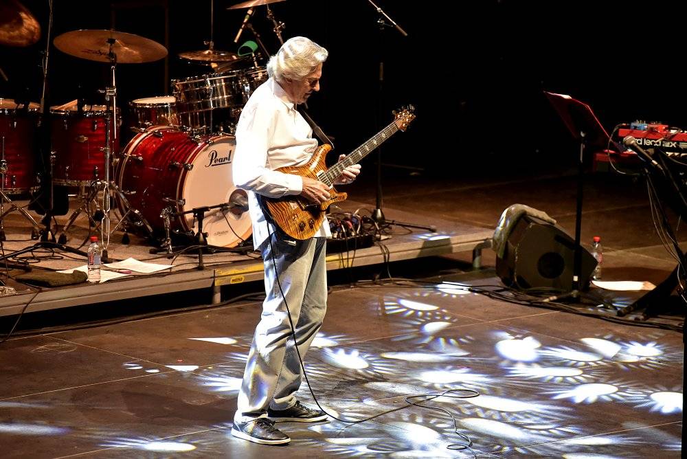 Kytarový král John McLaughlin vystoupil ve Foru Karlín
