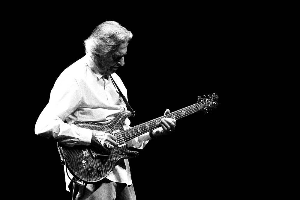 Kytarový král John McLaughlin vystoupil ve Foru Karlín