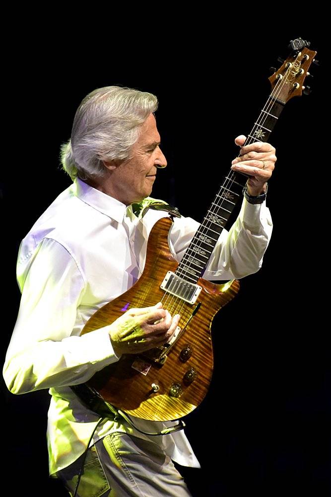 Kytarový král John McLaughlin vystoupil ve Foru Karlín