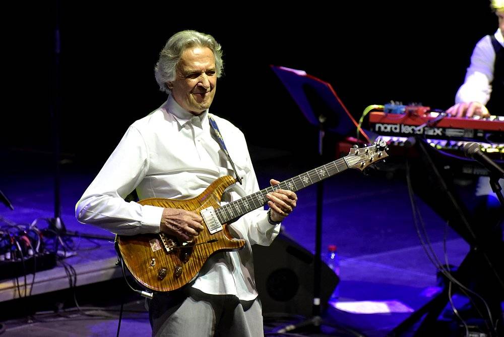 Kytarový král John McLaughlin vystoupil ve Foru Karlín