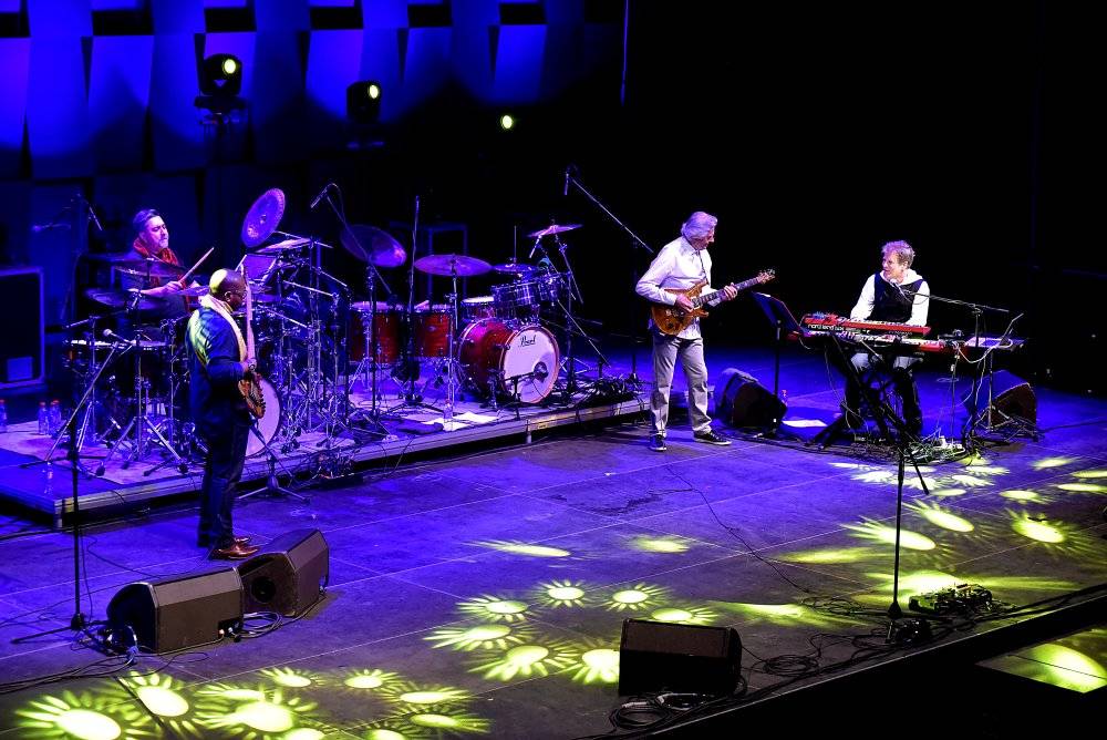 Kytarový král John McLaughlin vystoupil ve Foru Karlín
