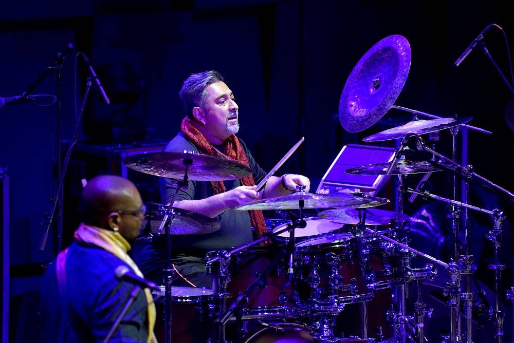 Kytarový král John McLaughlin vystoupil ve Foru Karlín