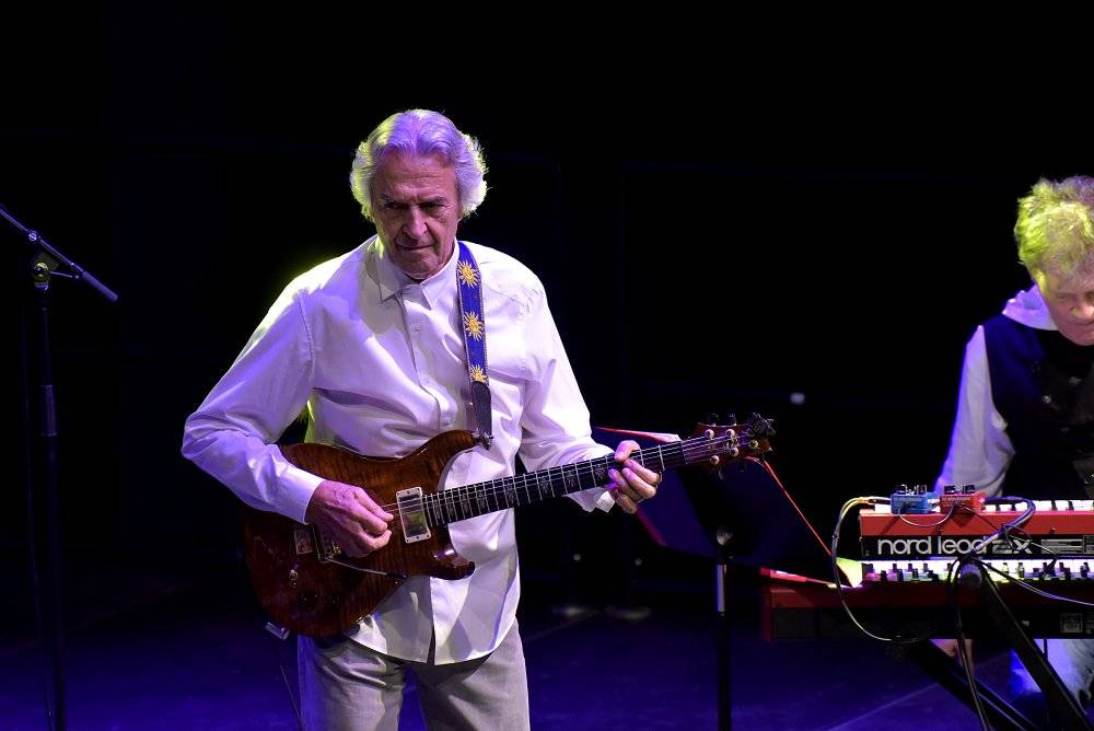 Kytarový král John McLaughlin vystoupil ve Foru Karlín