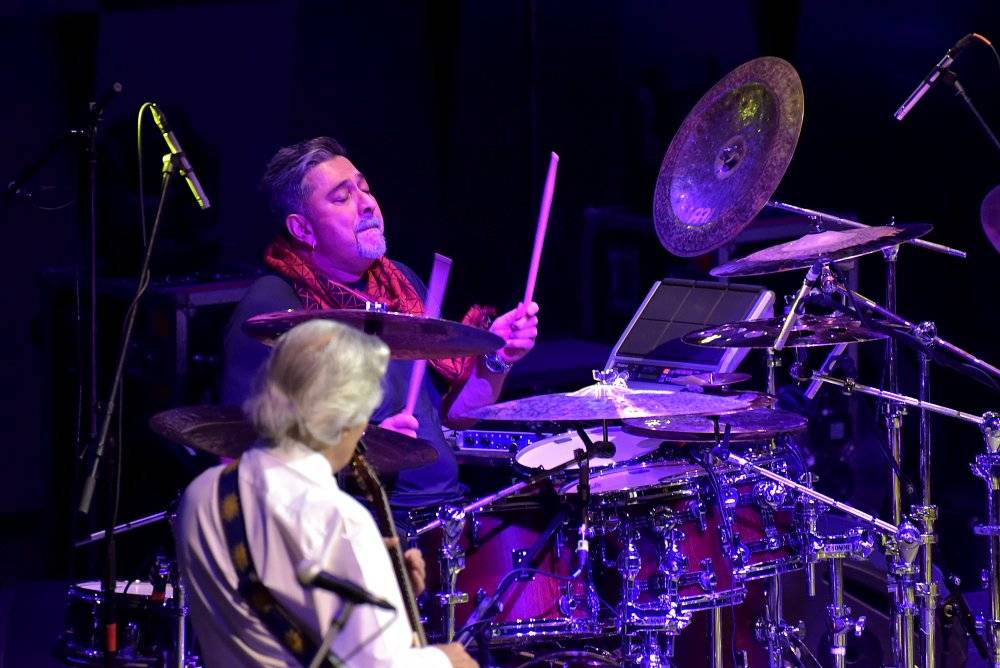 Kytarový král John McLaughlin vystoupil ve Foru Karlín