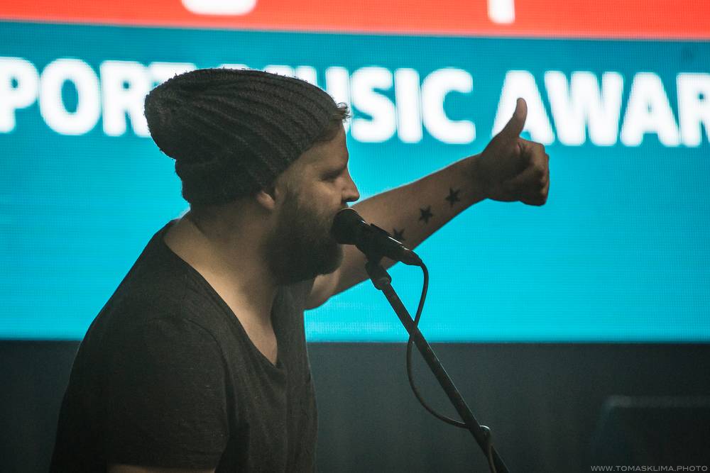 Hudební ceny Žebřík moderovali Jakub Kohák a Iva Pazderková, sošky sbírali Tomáš Klus, Ewa Farna a další