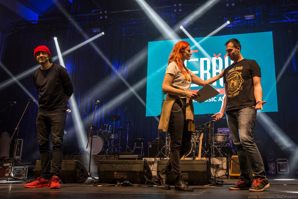 Hudební ceny Žebřík moderovali Jakub Kohák a Iva Pazderková, sošky sbírali Tomáš Klus, Ewa Farna a další