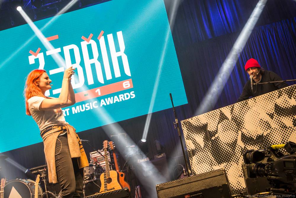 Hudební ceny Žebřík moderovali Jakub Kohák a Iva Pazderková, sošky sbírali Tomáš Klus, Ewa Farna a další